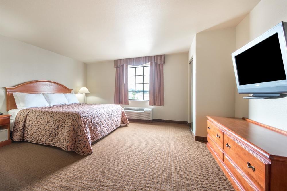 Baymont By Wyndham Wichita Falls Bagian luar foto